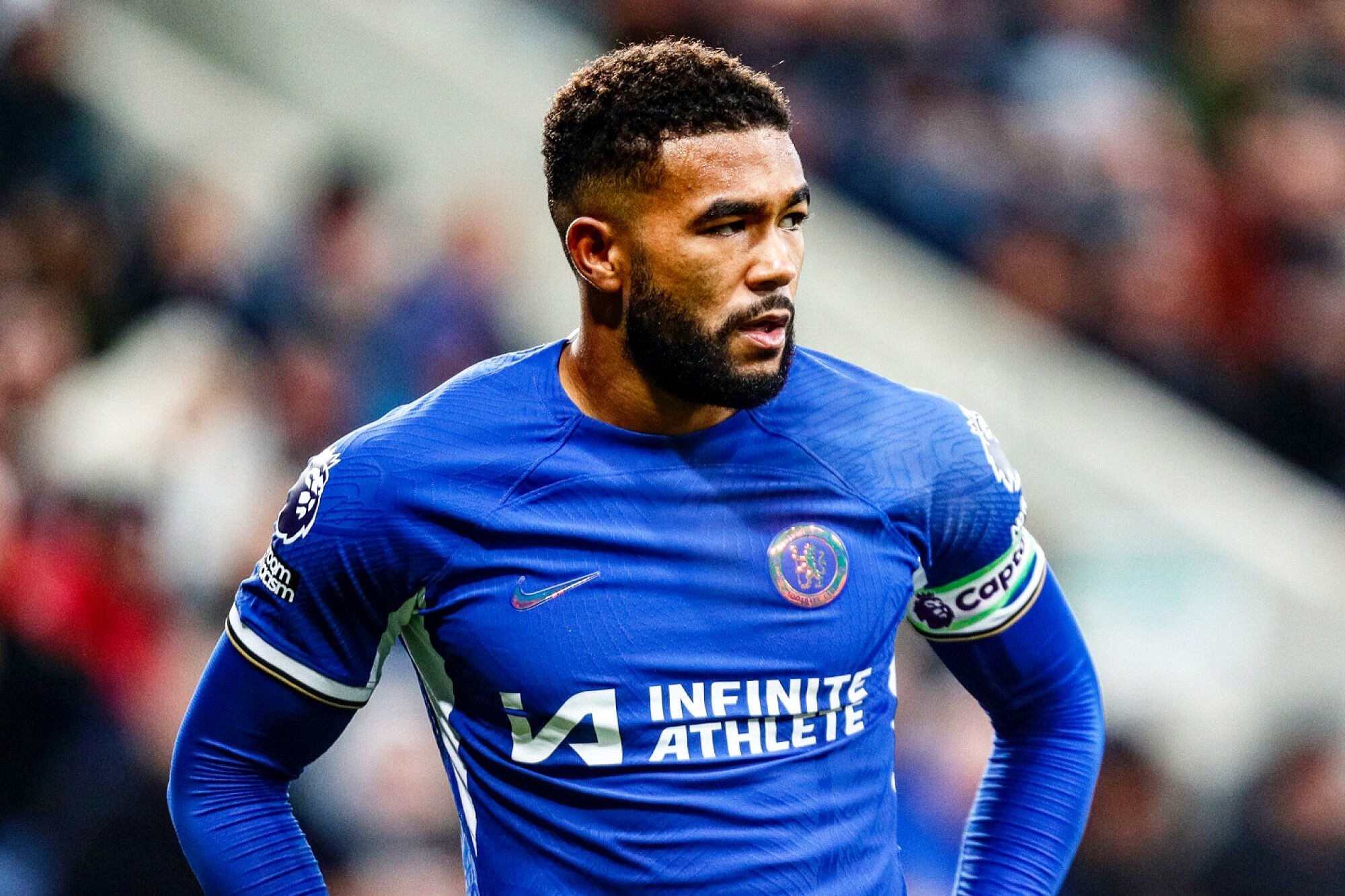 足球中超球队旅程曝光，航班延误引不满（中超球队行程曝光，航班延误惹不满）