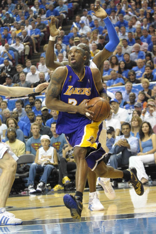 约翰逊突破被段睿骐直接拽翻在地：一场篮球赛中的激烈瞬间（约翰逊突破遭段睿骐拉拽摔倒：篮球赛场上的火爆一幕）