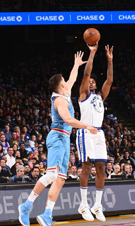 美媒晒图盛赞威少：他在国王，就好像一辆布加迪停在贫民窟（美媒发图大赞威少：在国王阵中，他像贫民窟里的布加迪）