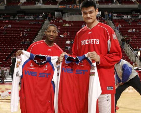 火箭与开拓者交易四名球员及选秀权，换得阿夫迪亚，以解决薪资压力和阵容调整。（火箭与开拓者达成交易：送出四将加选秀权换来阿夫迪亚，缓解薪资压力并优化阵容）