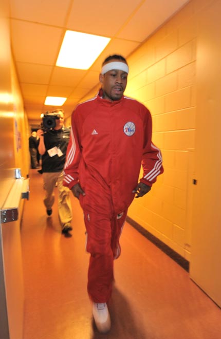 那不勒斯主场迎战尤文图斯，两队积分相近，那不勒斯伤兵满营，主场难胜尤文，可能战平。（意甲焦点：伤病缠身的那不勒斯主迎尤文，积分接近，平局更可期）