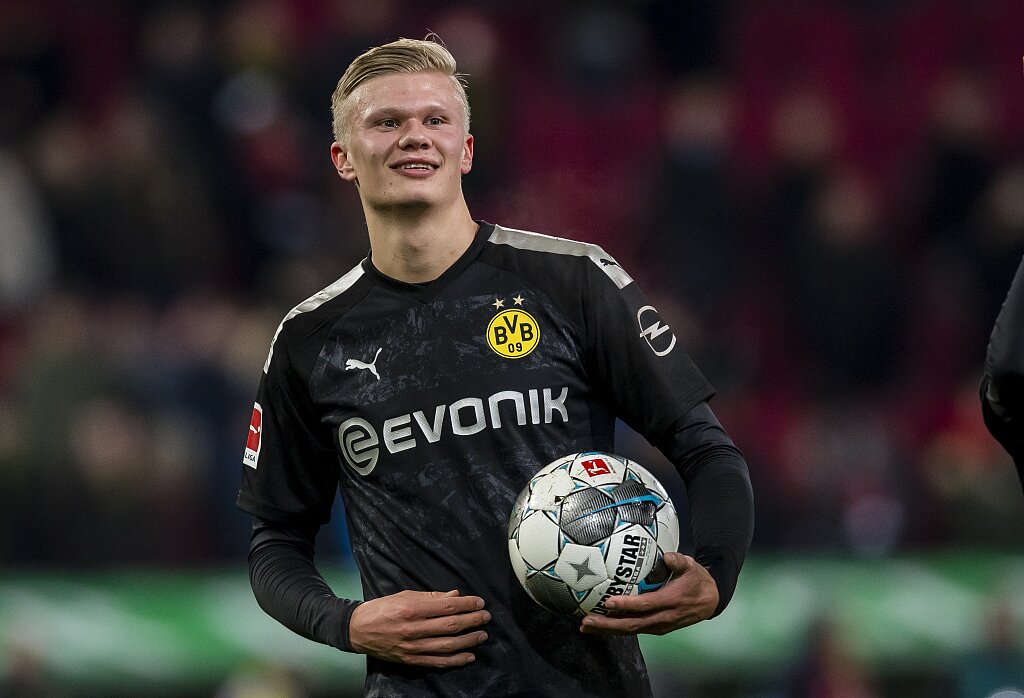 托尼：前锋不应在无意义的跑动上浪费精力，而是更专注于进球（托尼：前锋要减少无效跑动，把精力用在破门得分上）