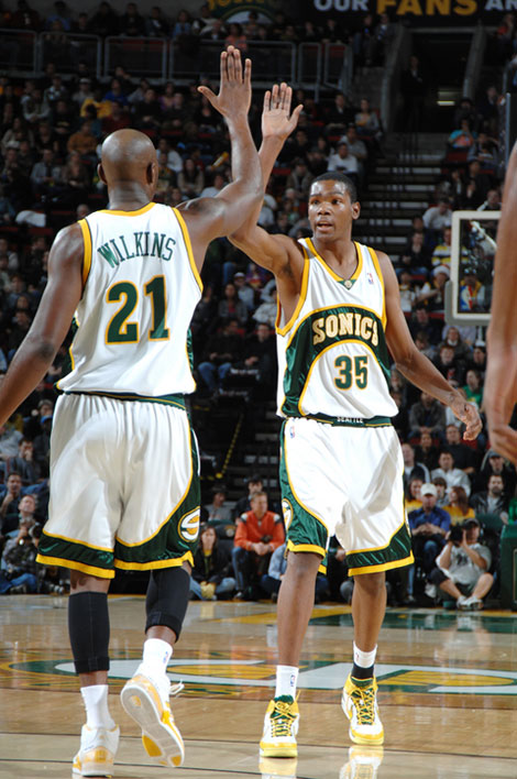 姆巴佩双响+库尔图瓦神扑！皇马3-0大胜重回正轨，阿诺德伤退成隐忧（姆巴佩梅开二度+库尔图瓦神勇救险，皇马3-0找回状态，阿诺德伤退添隐忧）