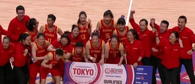 这位前锋的跑动太勤快了（这名前锋的跑动十分积极）