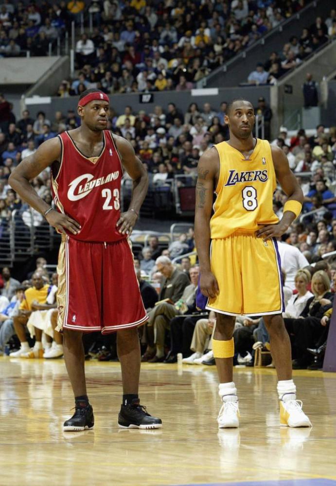 足球巴萨主帅称赞中场新核：不可替代（巴萨主帅力赞中场新核：无可替代）