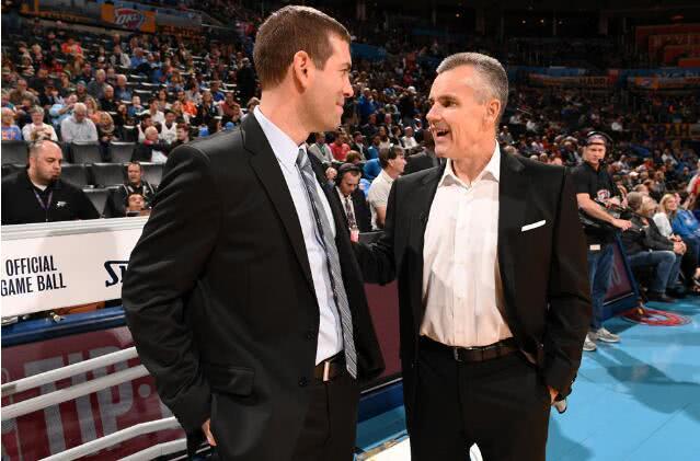 足球国足再次加练射门，教练组严要求（国足再度强化射门训练，教练组从严把关）