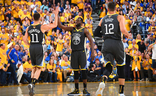 双核联手爆发！哈登&伦纳德首节得分都上双（双星同耀！哈登与伦纳德首节齐取两位数）