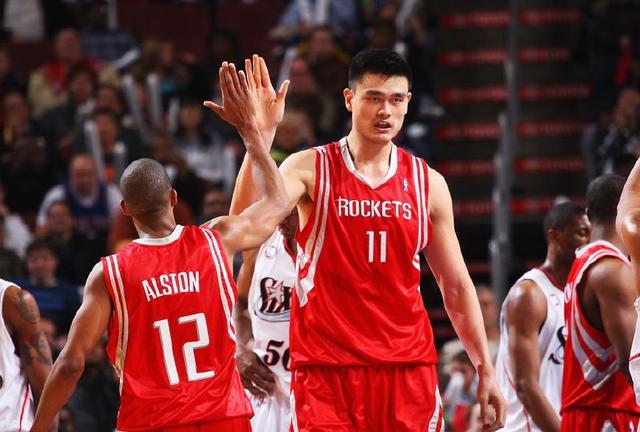 特雷·杨的卓越表现：追身三分再中（特雷·杨火力全开：追身三分再度命中）