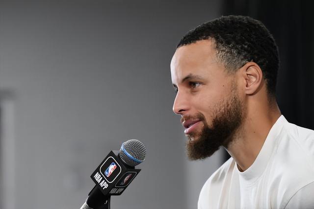 英超联赛：狼队七连败接受现实，曼彻斯特联继续沉沦（英超：狼队吞下七连败的苦果，曼联颓势不止）