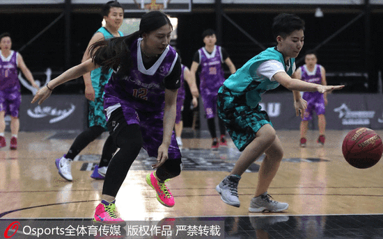 媒体人：湖人这防守基本上等于圣诞促销，白送那种（媒体人：湖人防守如同圣诞促销，分数白送）