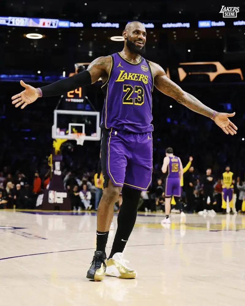 马刺三杀联盟第一！文班亚马轰19+11霸气暴扣 打得雷霆提前投降（马刺赛季第三次击败联盟第一！文班亚马19+11内线统治，雷霆提前缴械）