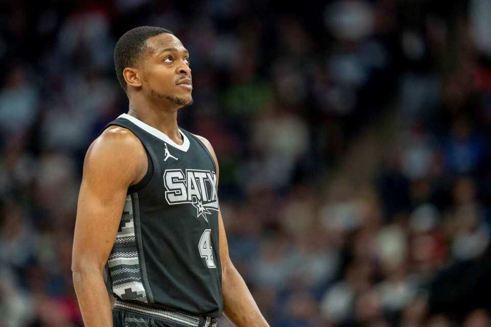 徐杰表现惊艳，助力球队制胜（徐杰闪耀全场，助球队取胜）