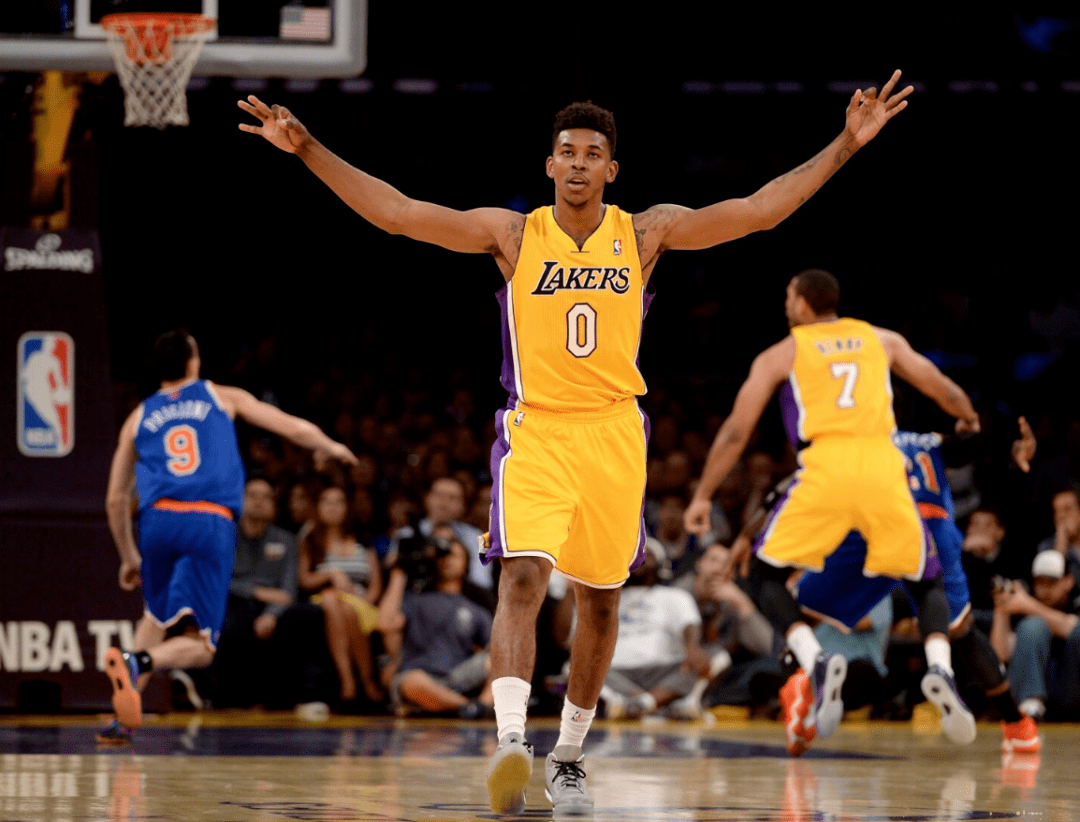 太早陷入犯规困扰！唐斯空砍40分13篮板（早早背上犯规包袱，唐斯空砍40分13篮板）