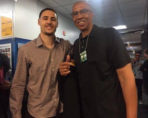 TA：巴萨防守存在问题，但弗里克无意放弃高位防线的战术（TA：巴萨防守堪忧，弗里克仍坚持高位防线战术）