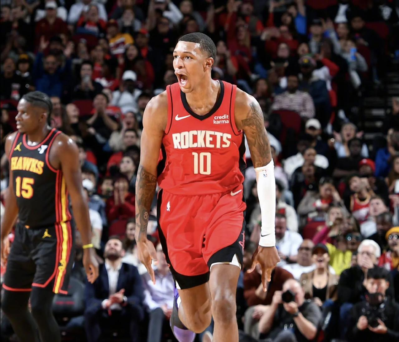 场上作用其实相当明显，湖人都伤到这程度了为什么还不让他出场？（作用一目了然，伤兵满营的湖人为何仍不让他出场？）